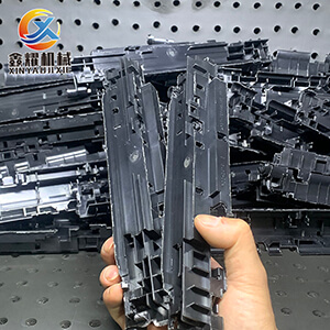 PET塑膠制品去毛邊前