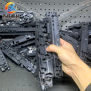 PET塑膠制品去毛邊后